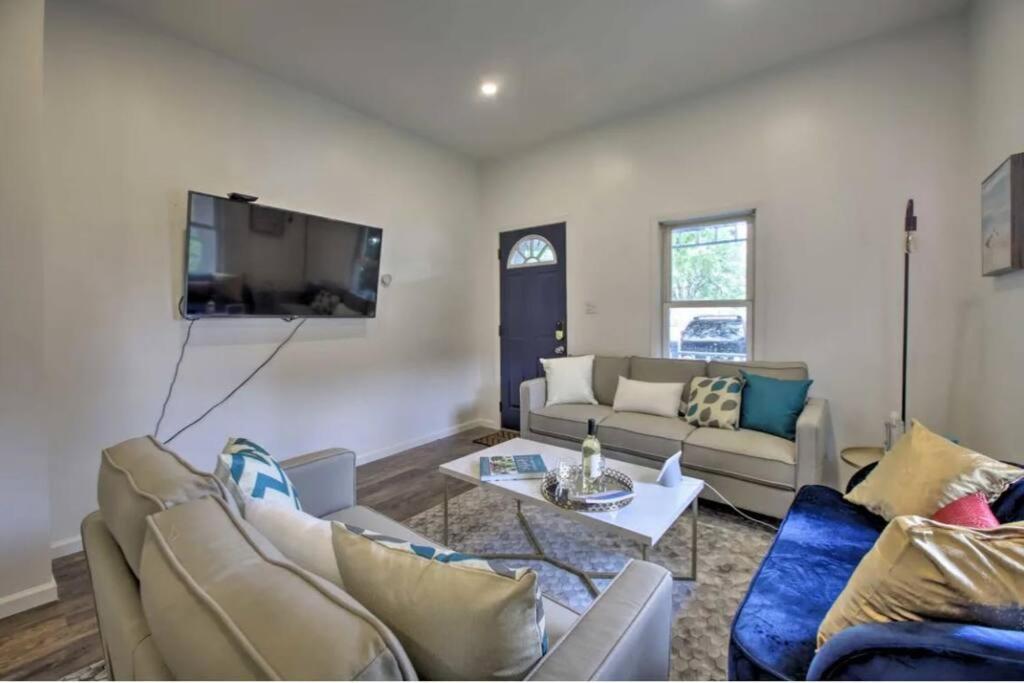 Dunes 3 Bedroom I 2 Baths I 2 Living *
